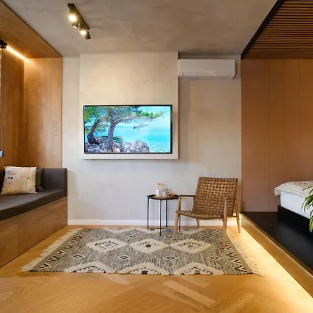 Wims - Romantic With Private Jacuzzi, Garden & Parking زادار
