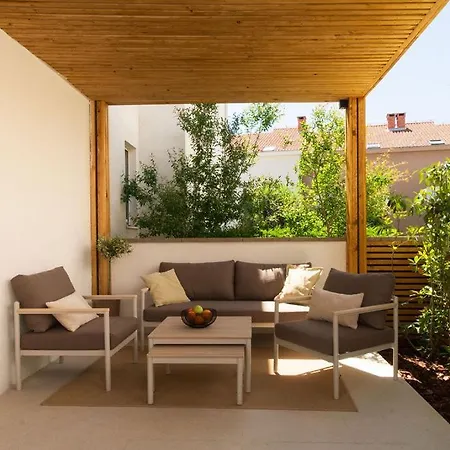 Wims - Romantic With Private Jacuzzi, Garden & Parking شقة